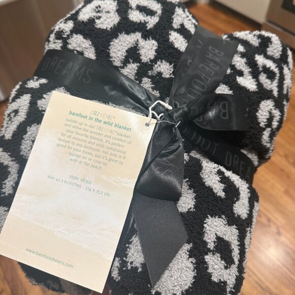 NWT! Barefoot Dreams Cozy Chic Barefoot in the Wild Throw 45 x 60 - Picture 3 of 3
